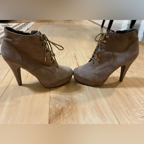 INC International Concepts beige suede leather upper SZ. 7.5 ankle bootie - Picture 3 of 9